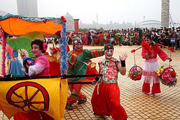 活动内容有扭秧歌,骑毛驴,船灯,九曲,灯会,祭火,窜院,参拜三官社等