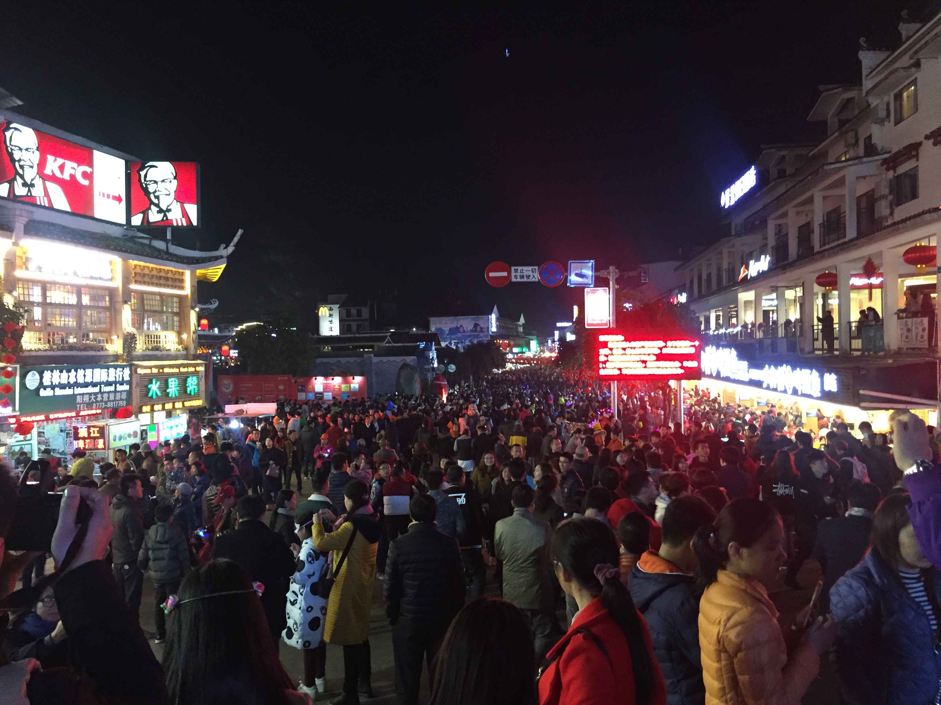 体验各地 新年风俗【春节期间的旅游人来人往,热闹非凡】