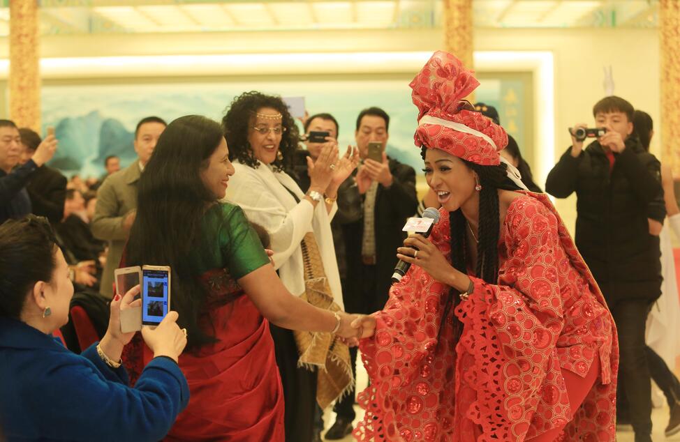 塞拉利昂著名女歌手黑珍珠玛利亚演唱《谢谢你中国》.