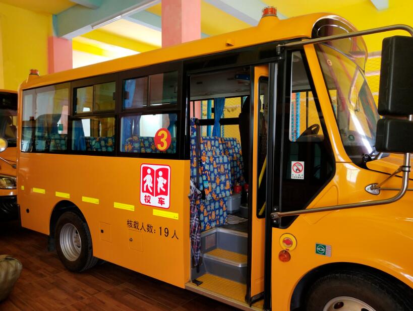 我们不仅有美丽的校园,我们还有美丽又宽敞的校车哦o(∩_∩)o