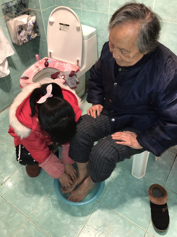 二(3)班宛珺瑶:给奶奶洗脚