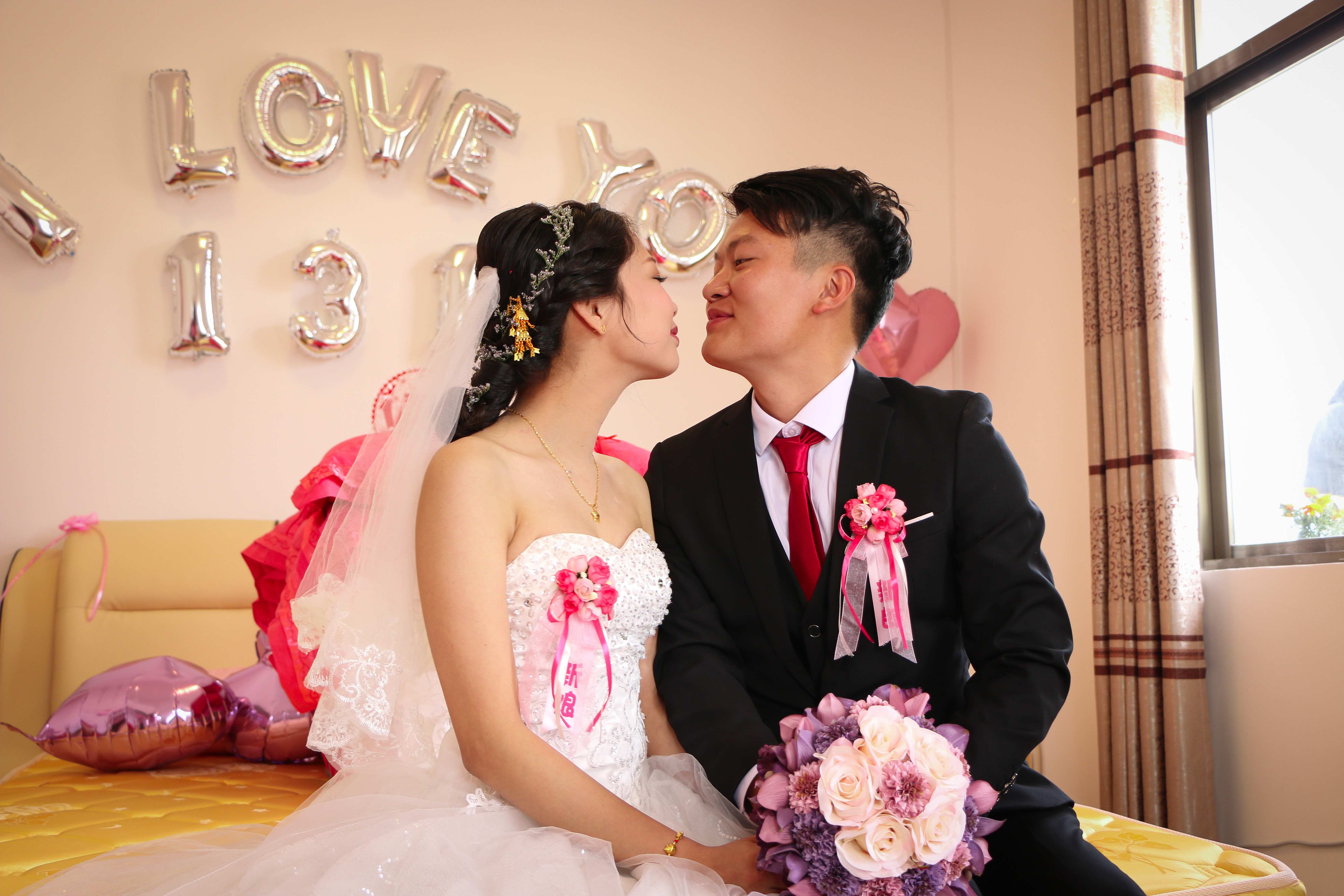 李茂婚纱照壁纸(李茂婚纱照壁纸红色)