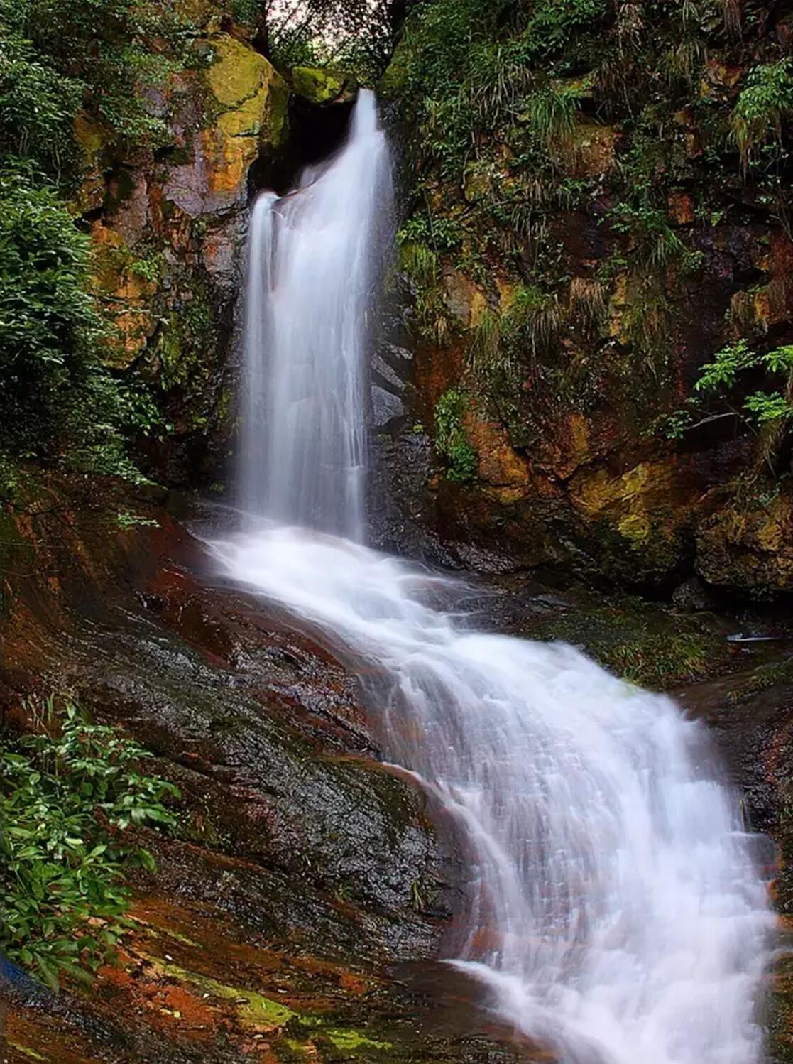 九龙飞瀑 九龙瀑景区位于径山东麓,山谷中一条涧水穿流,由于群峰罗立